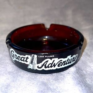 VINTAGE AMBER COLORED GREAT ADVENTURE PARK 3 GROOVE GLASS ASHTRAY SOUVENIR